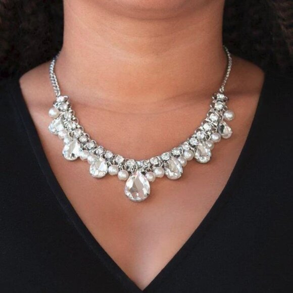 Paparazzi Jewelry Accessories - Knockout Queen - White Necklace - Vintage - Picture 1 of 6